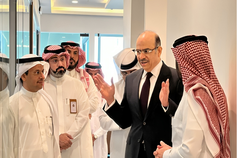 الوزير يزور مركزاً قانونياً سعودياً لتعزيز التعاون وتبادل الخبرات