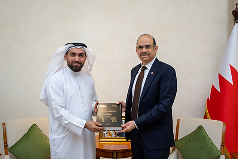 الوزير يؤكد أهمية البحث ويشيد بأطروحة التشريع