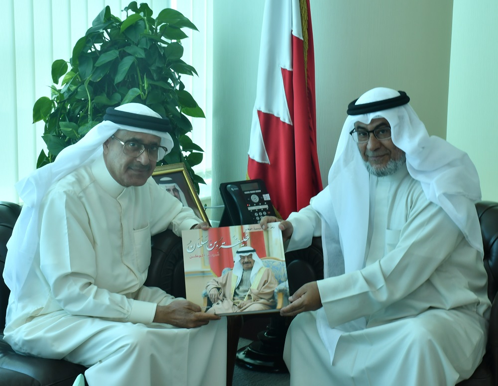 اقرأ المزيد عن  وزير شؤون مجلسي الشورى والنواب يستقبل المؤلف عادل المرزوق