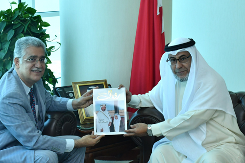 اقرأ المزيد عن  بمناسبة صدور العدد الأول من مجلة  "رويال"  وزير شؤون مجلسي الشورى والنواب يستقبل السيد حافظ عبدالغفار