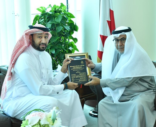 اقرأ المزيد عن  وزير شؤون مجلسي الشورى والنواب يتسلم نسخة من رسالة الدكتوراه للباحث الدكتور أحمد مبارك سالم الموظف بالوزارة