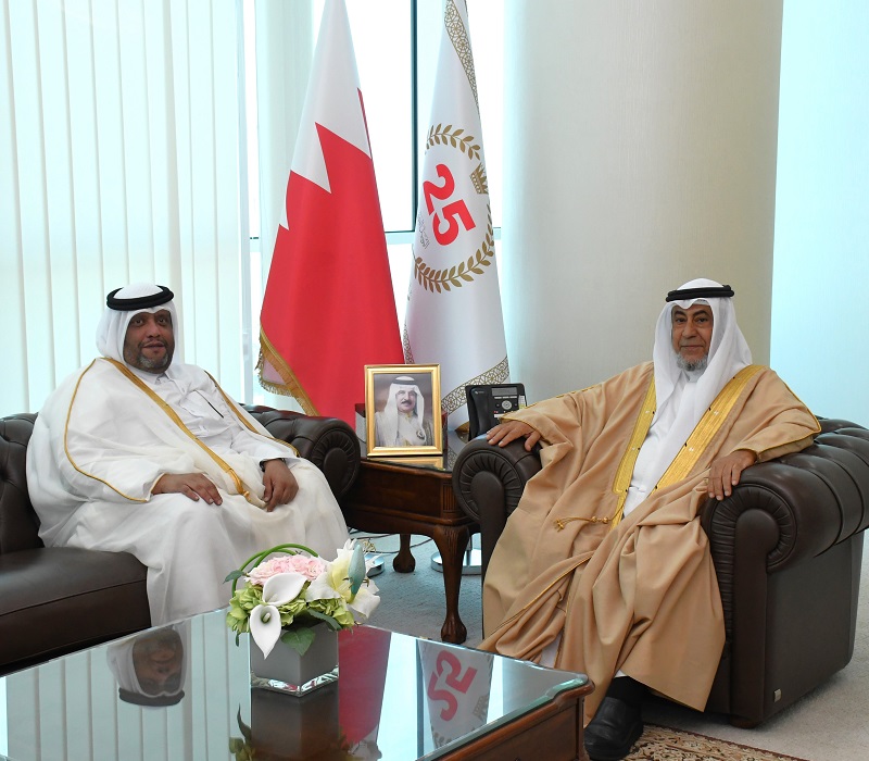 وزير شؤون مجلسي الشورى والنواب يستقبل سفير دولة قطر 