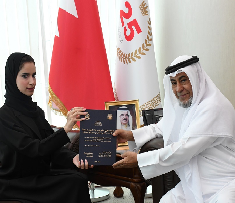  وزير شؤون مجلسي الشورى والنواب يستقبل الباحثة شيخة الزعبي بمناسبة حصولها على درجة الماجستير