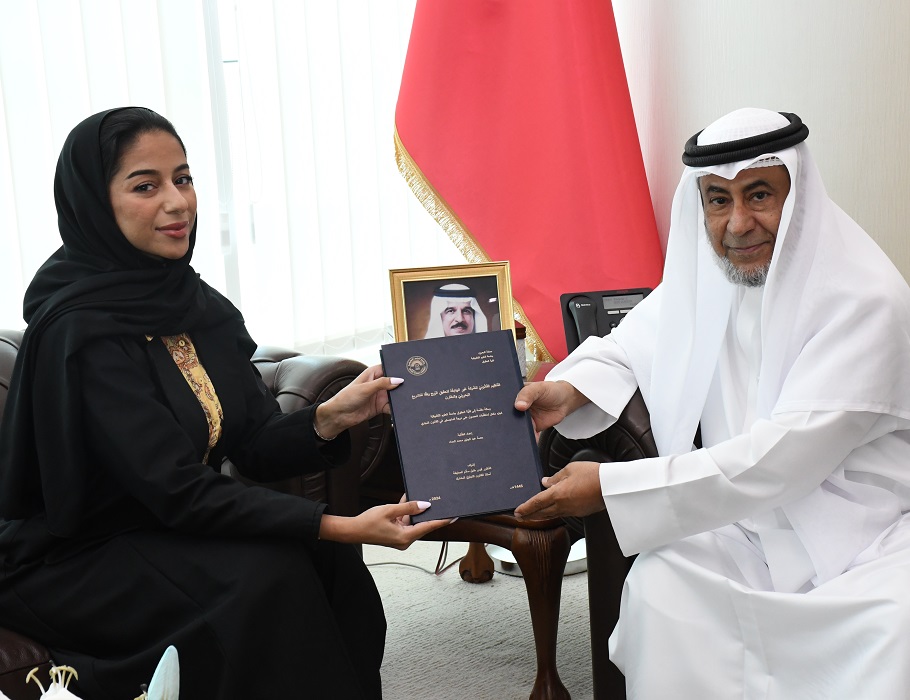وزير شؤون مجلسي الشورى والنواب يستقبل الباحثة حصة الحداد بمناسبة حصولها على درجة الماجستير