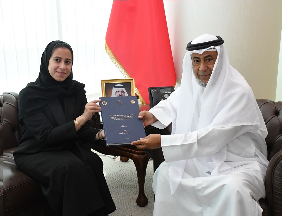 وزير شؤون مجلسي الشورى والنواب يستقبل الباحثة هاجر علي عبدالرحمن بمناسبة حصولها على درجة الماجستير