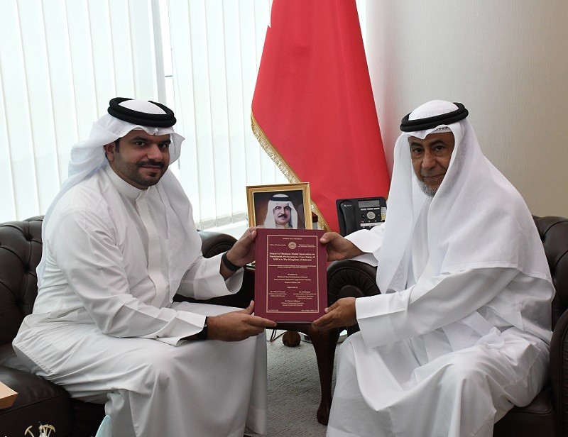 وزير شؤون مجلسي الشورى والنواب يستقبل الدكتور محمد يوسف الزياني بمناسبة حصوله على درجة الدكتوراه