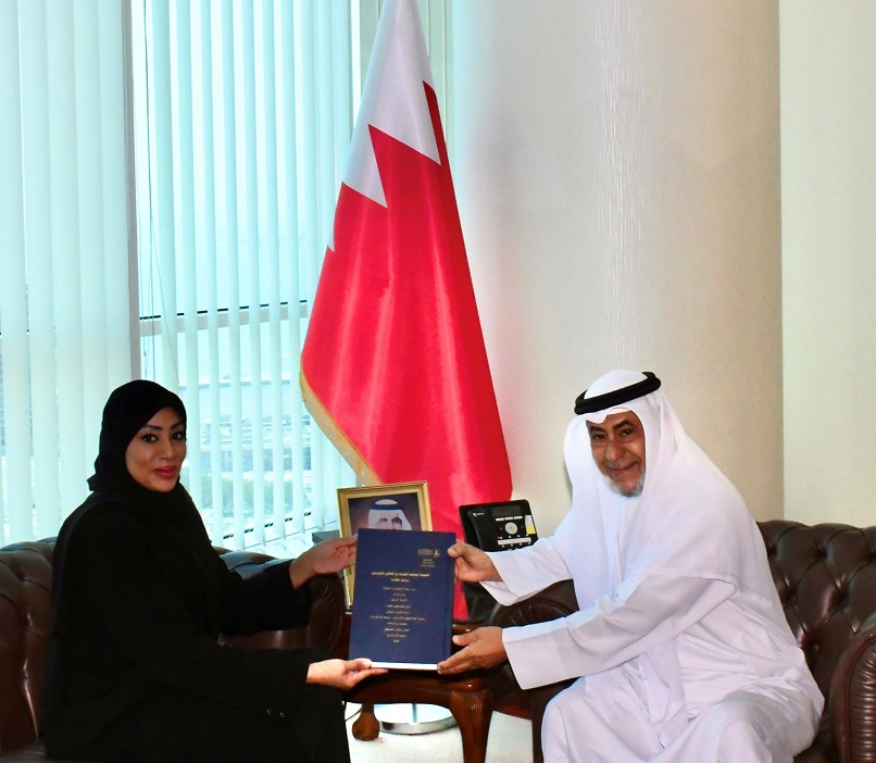 وزير شؤون مجلسي الشورى والنواب يستقبل الباحثة حنان المضحكي بمناسبة حصولها على درجة الدكتوراه